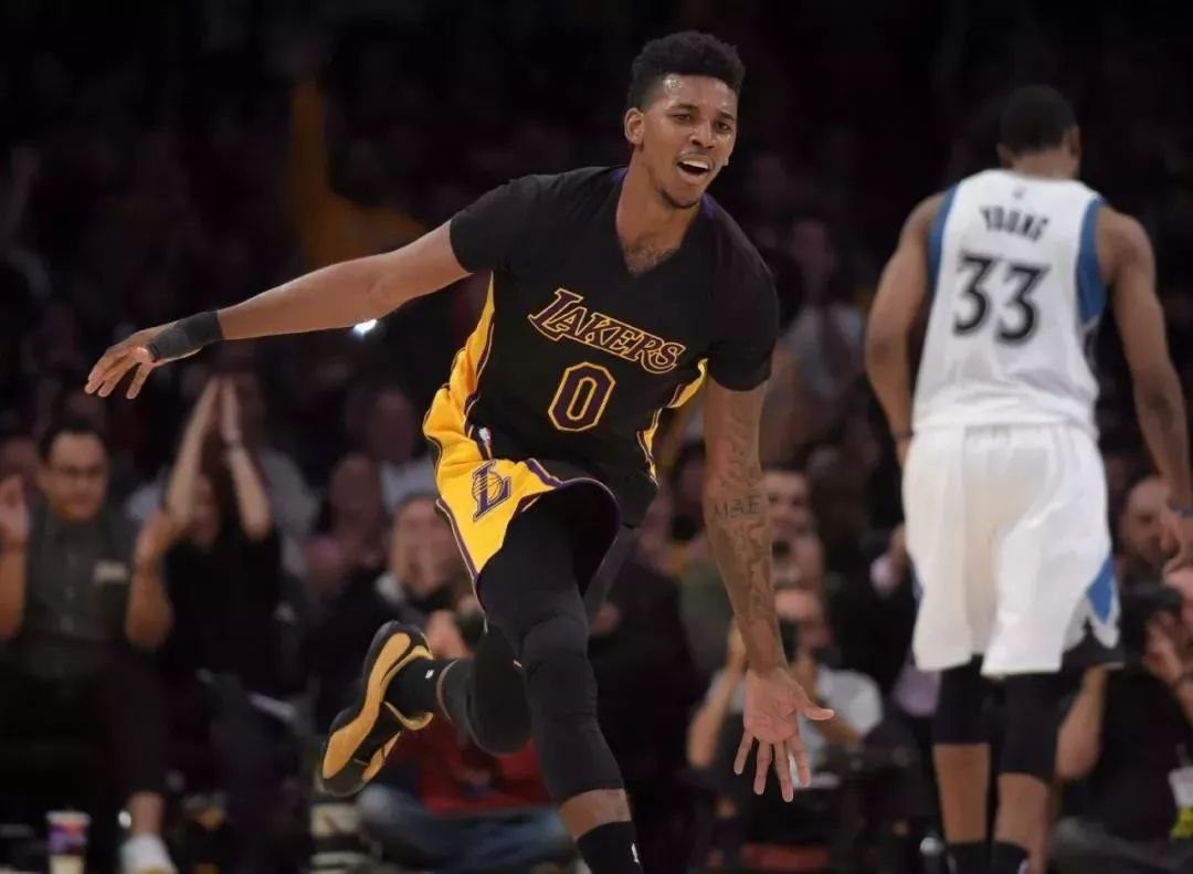 老将关键铲断救险，成全场转折点（老将神勇铲断化险，成为比赛拐点）