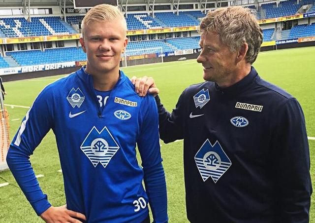 记者：邵佳一探班U22国足训练，与主帅安东尼奥相谈甚欢（记者：邵佳一探营U22国足训练，与主帅安东尼奥交流愉快）