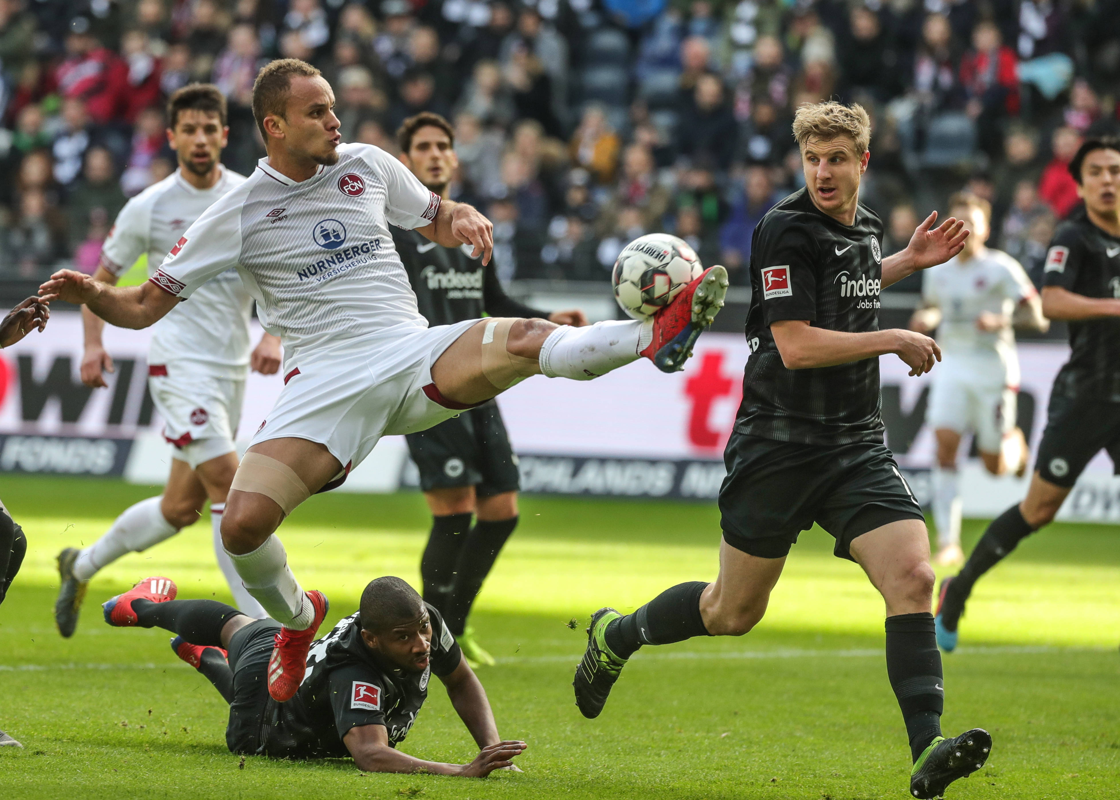 血性！韩国队球员挑衅拜合拉木，王博豪为队友出头撞倒挑事者（硬刚！韩国队员挑衅拜合拉木，王博豪挺身护队友将挑事者撞翻）