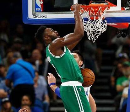 扑救成功率仅58%！多纳鲁马此项数据排在英超倒数第三（多纳鲁马扑救成功率仅58%，英超该项排名倒数第3）