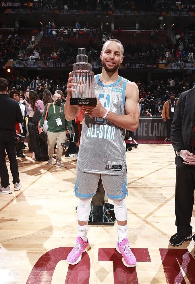 1.05亿还卖亏了？ 阿森纳第一后腰撑起夺冠希望，他该是英格兰队长（1.05亿也算亏？阿森纳王牌后腰扛起争冠大旗，他配得上英格兰队长袖标）