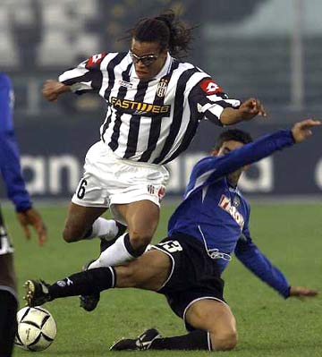 独领风骚，目前欧冠前8球队英超占4席，其余四大联赛各出1队（欧冠八强英超占据半壁江山，其余四大联赛各仅一队晋级）