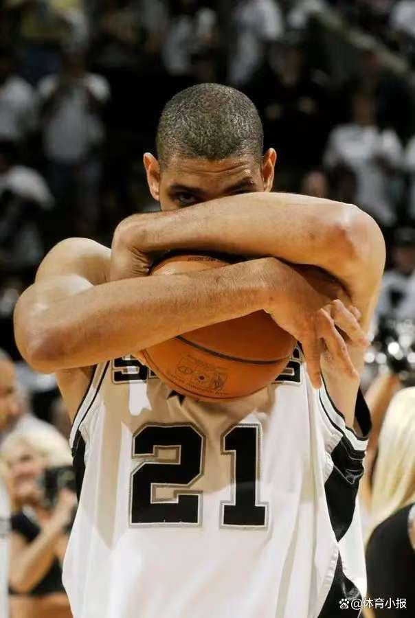 欧冠-拉菲尼亚绝杀莱万双响 巴萨5-4本菲卡（欧冠：拉菲尼亚压哨制胜，莱万梅开二度，巴萨5-4险胜本菲卡）