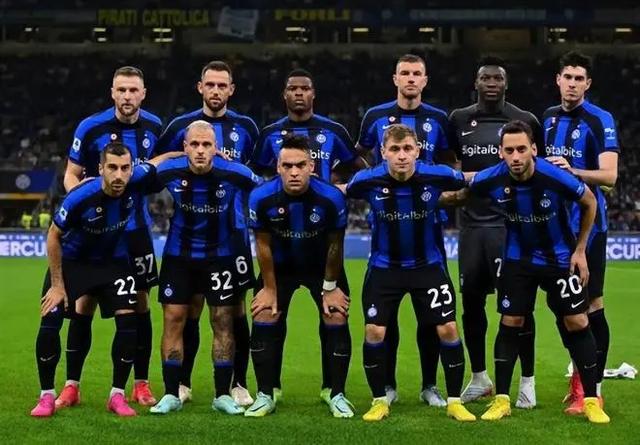 不是点球！英超官方：查洛巴撞倒戈登属护球动作，因此未判点（英超官方：查洛巴与戈登的接触系护球动作，未判点球）