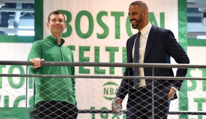 玩花活玩出事了！东契奇开场5分钟送4失误 离谱背传直接丢球（花活翻车！东契奇开场五分钟4次失误，离谱背后传球直接丢球）