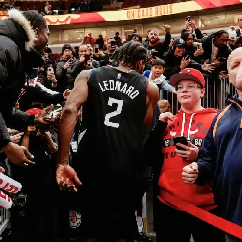 德劳伦蒂斯：现在取得的成就比肩马拉多纳？没有人能达到他的高度（德劳伦蒂斯：当下成绩能否比肩马拉多纳？他的高度无人可及）