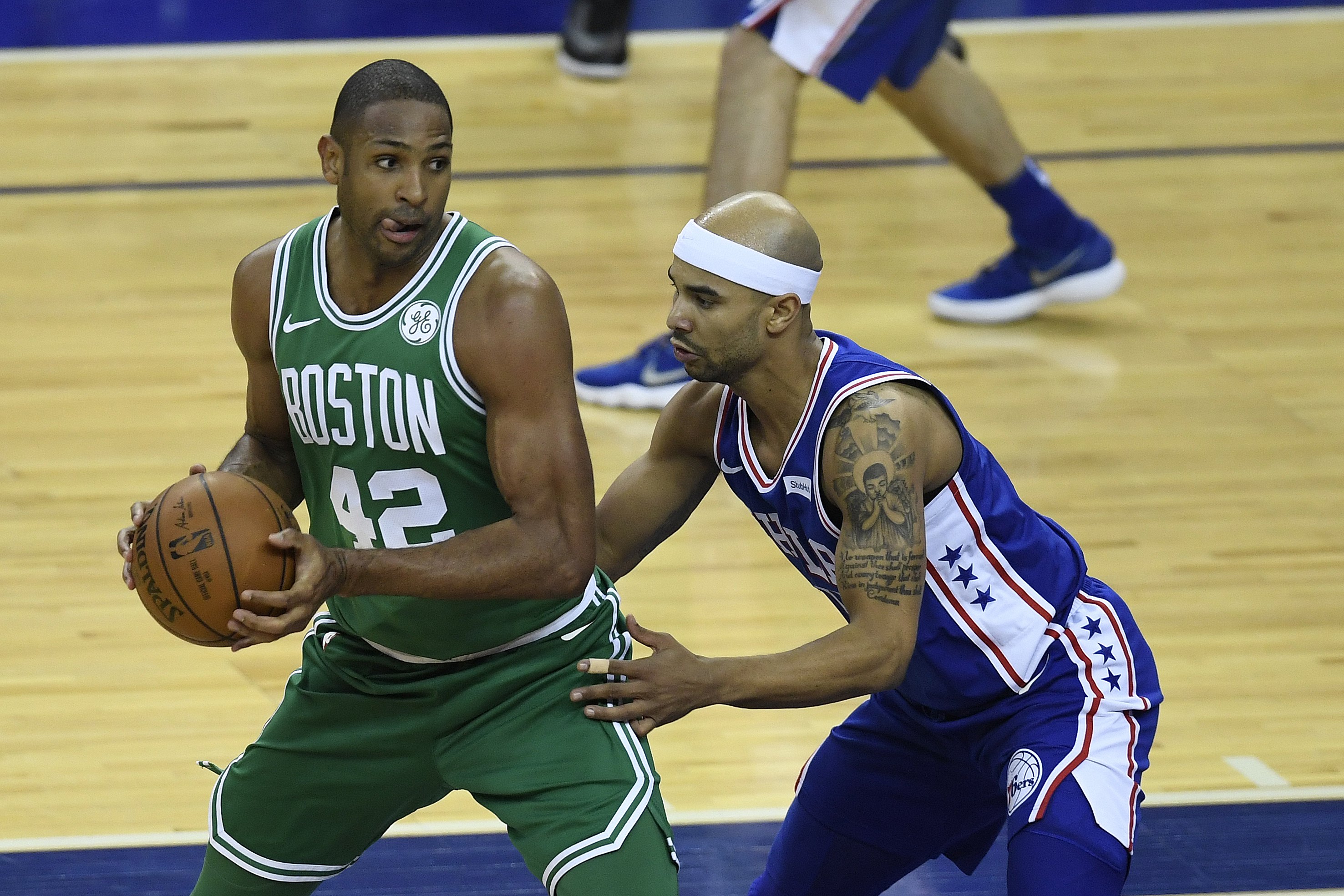 主裁：夸安萨拉拽丘库埃梅卡没判罚？这是极轻微、无效的拉拽（主裁回应夸安萨拉拉拽丘库埃梅卡未判：接触极轻微，拉拽无实质影响）