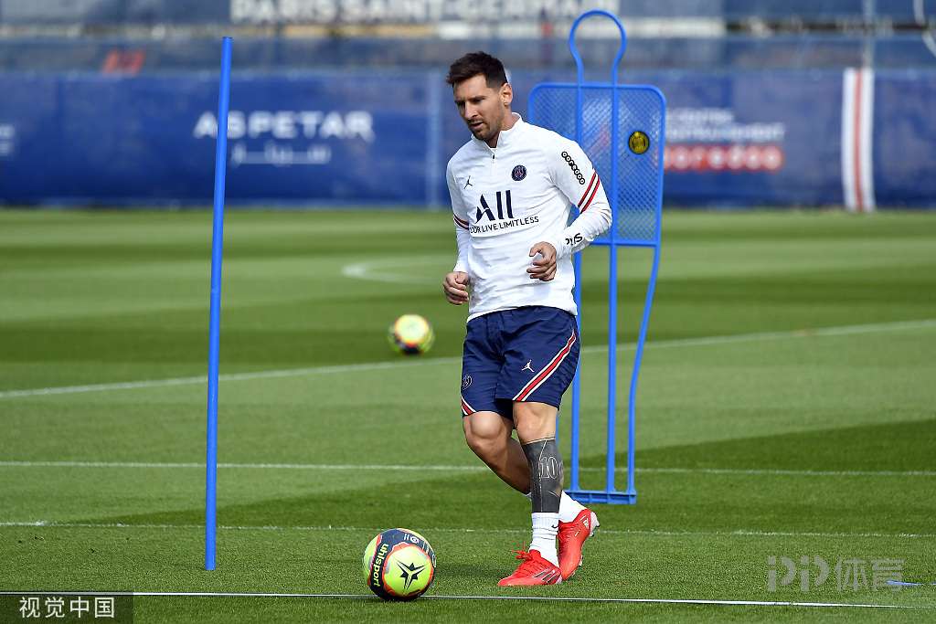 瑞士媒体：一名瑞士裁判涉嫌在女足更衣室偷拍1550小时视频（瑞媒称瑞士裁判疑在女足更衣室偷拍，涉约1550小时影像）