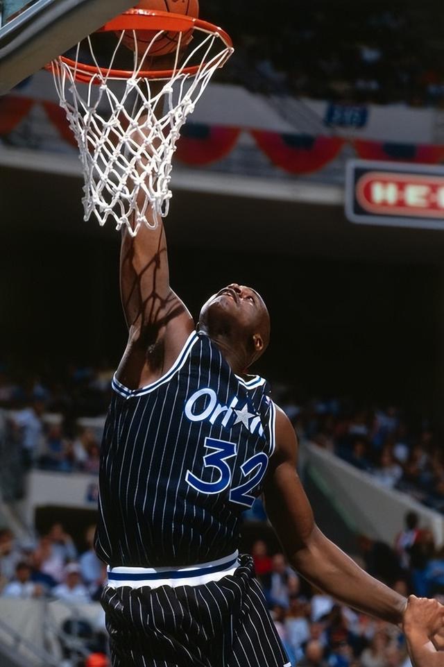 看着就疼！斯玛特与亚当斯相撞胳膊直接脱臼 表情痛苦跑回更衣室（令人揪心：斯玛特与亚当斯碰撞致手臂脱臼，痛苦退场直奔更衣室）